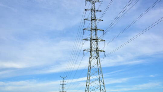 蓝天白云下的高压电塔