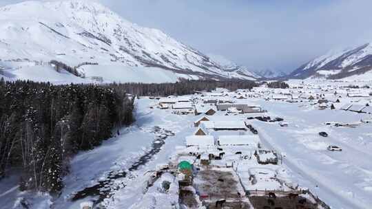 航拍新疆禾木雪景森林雪地小木屋禾木桥雪山