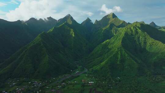 傍晚日落绿岛山峰Teahupoo Tah