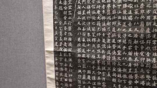 陕西西安碑林博物馆展示古代碑文的画面