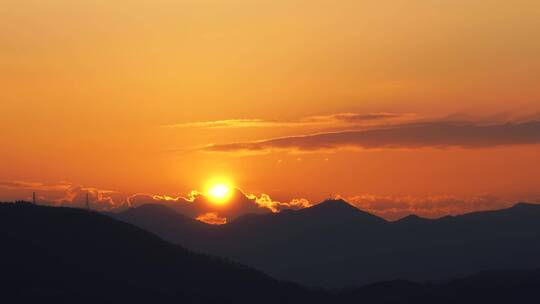 山日出延时清晨山上太阳升起早上阳光山峰视频素材模板下载