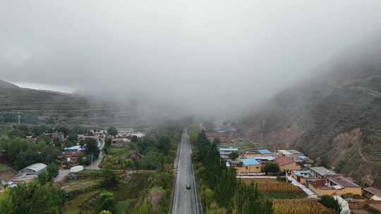 甘肃西北农村公路村落清晨雾气萦绕视频素材模板下载