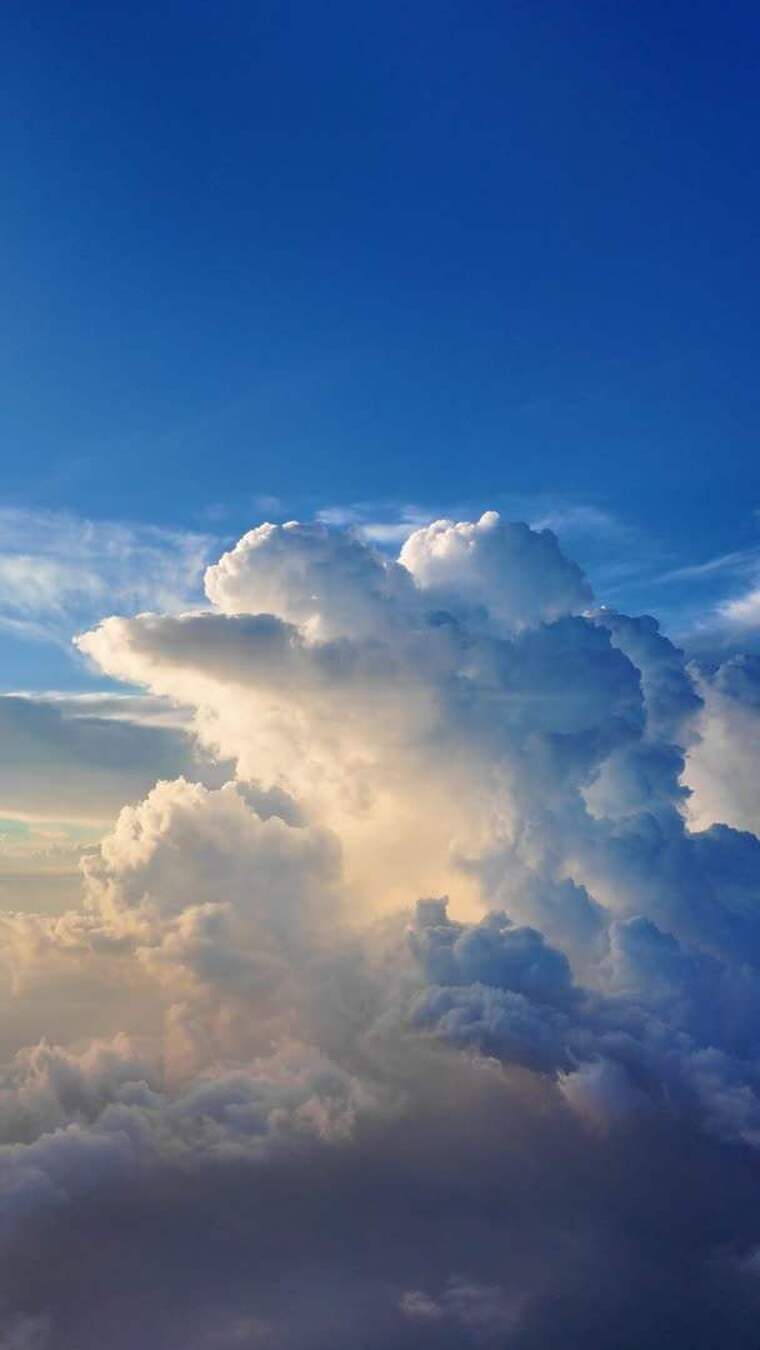 飞机舷窗看蓝天下的云朵变幻