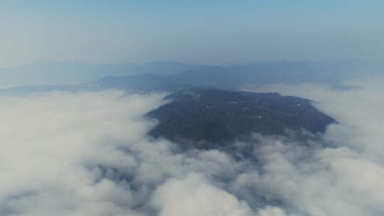 高空山巅云雾