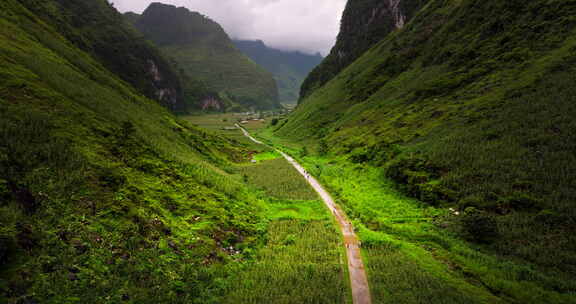 田园诗般的山谷地标位置，宁静的风景，翡翠