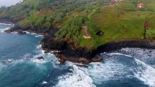 印度尼西亚Java门甘蒂海滩附近悬崖上视点平台的鸟瞰图