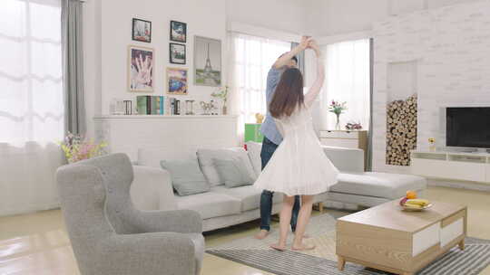 新婚夫妇在新居中跳舞视频素材模板下载