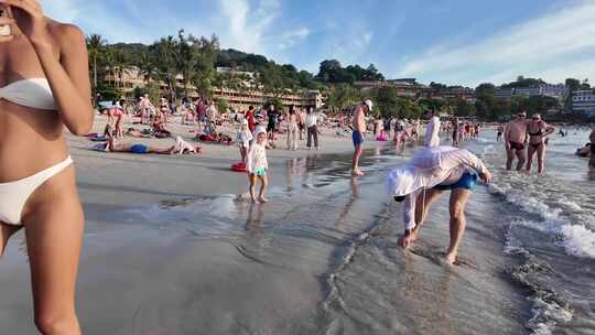 美女情侣朋友一家人旅游度假人群海滩街道