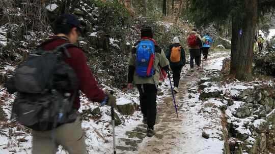 户外爱好者登雪山背影