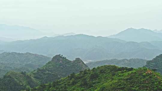 夏季金山岭长城早晨阴雨雾气风光