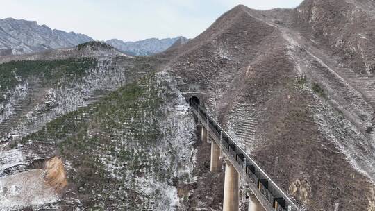 火车 雪山 山洞