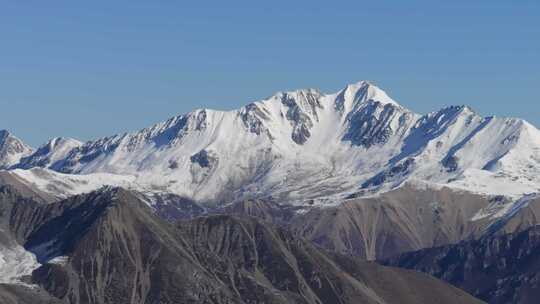 航拍雅拉雪山