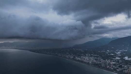 航拍阴天沿海城市