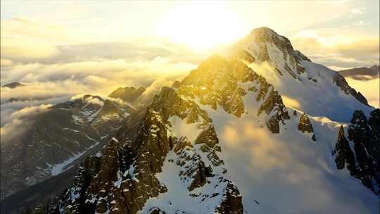 日照金山雪山日出云海早晨清晨唯美风景风光