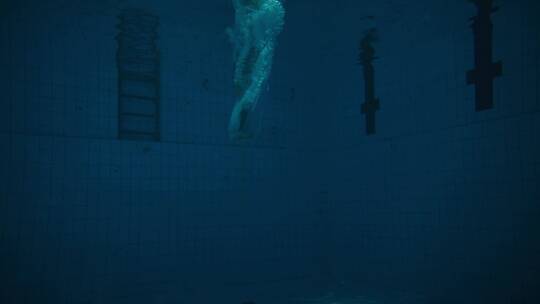 男子在潜水