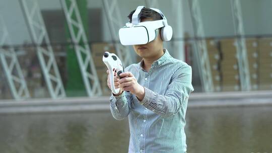 戴智能眼镜玩VR虚拟现实元宇宙游戏视频素材模板下载