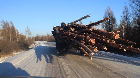 已消失的场景：大兴安岭冰雪路运材车行驶视频素材模板下载