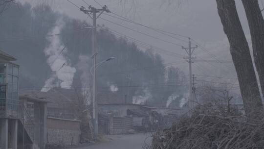 东北乡村清晨炊烟袅袅视频素材模板下载