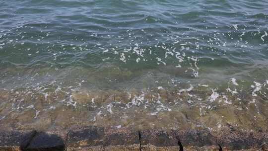威海海源公园浪花拍打岸边