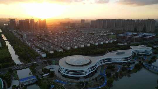 航拍日落的昆山夏驾河湿地公园与城市风光