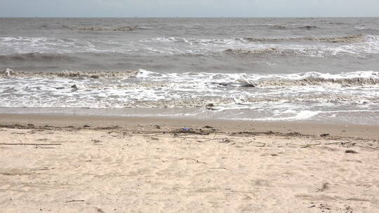 海浪拍打着海岸