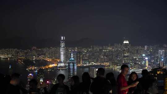 游客太平山顶看香港夜景香港城市夜晚风景视频素材模板下载