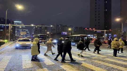 北京大雪望京打工人下班街拍视频素材模板下载