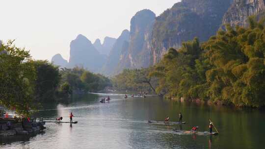 山水间竹筏漂流风景