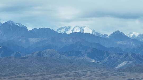 天山山脉雪山