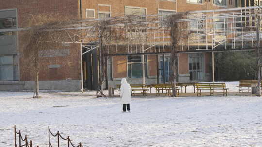 冬季孤独寒冷雪地行走的女人