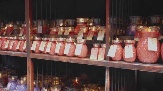 寺庙供奉的蜡烛香油