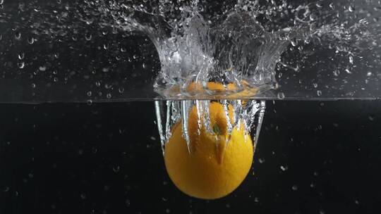 升格慢镜头新鲜橙子掉进入水中写意动态视频