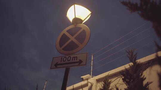 夜晚路边路灯交通指示牌