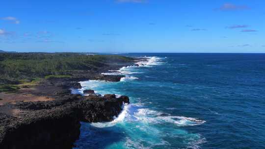 航拍大海海浪拍打礁石