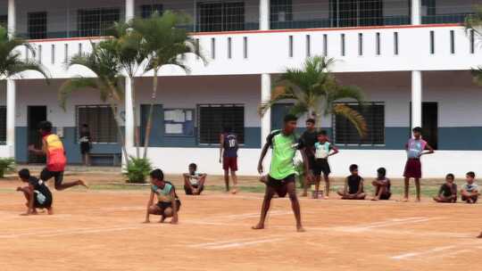 学生在学校玩Kho Kho