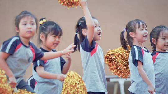 幼儿园的老师和孩子们玩耍学习