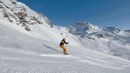 雪花飞溅的阳光滑雪视频