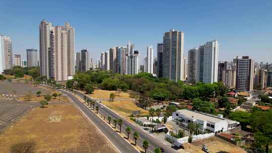 巴西戈亚尼亚的城市景观。巴西中西部城市的全景景观。