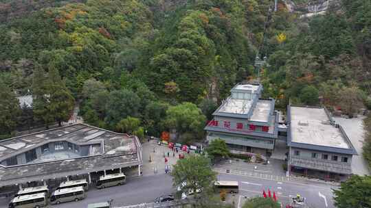 泰山桃花峪索道站的秋色