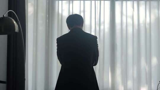 成功商务人士思考背影