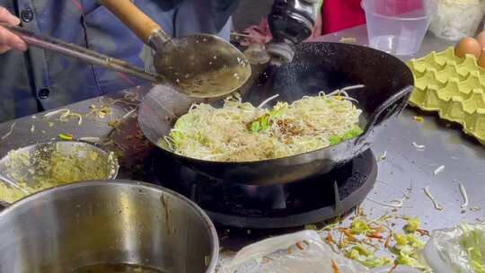 夜市摊炒饭炒面放豆芽