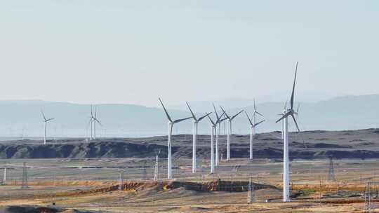 4K航拍新疆阿勒泰五彩滩风力发电机