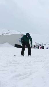 男人跳单板滑雪