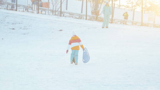 女孩和妈妈在雪地里玩耍