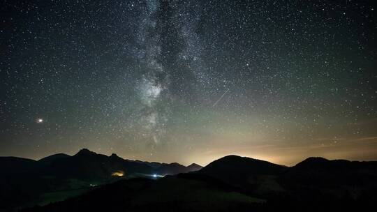 延时拍摄银河与群山之上的星星