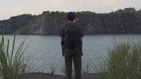 雨中男人湖边背包眺望