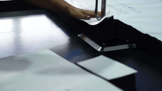 手操作切纸机切割纸张