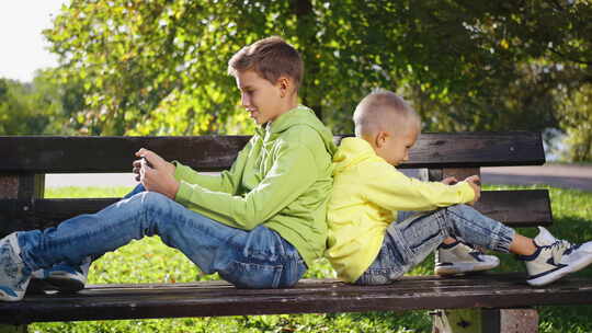 通过在线游戏享受户外活动的年轻兄弟