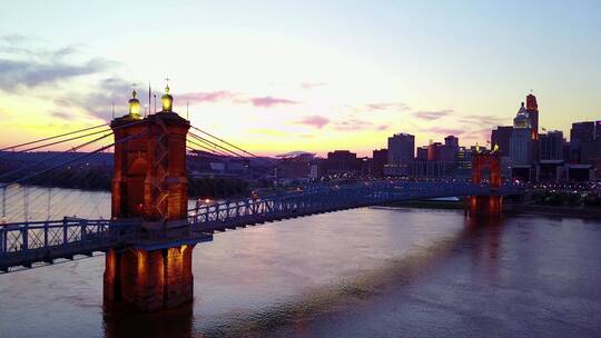 黄昏时分航拍一座横跨俄亥俄河的大桥