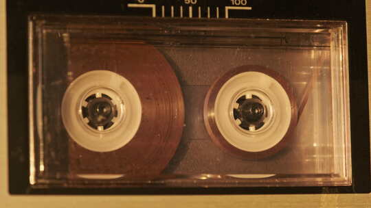 复古录音机中的盒式磁带播放视频素材模板下载